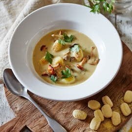 Sopa italiana de setas del bosque con ñoquis y apio Sopa italiana de setas del bosque con ñoquis y apio
